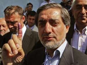 עבדאללה עבדאללה לאחר הצבעתו בבחירות. עבדאללה עבדאללה לאחר הצבעתו בבחירות.