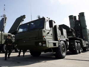 יחידת טילי קרקע-אוויר S-400 רוסית. יחידת טילי קרקע-אוויר S-400 רוסית.