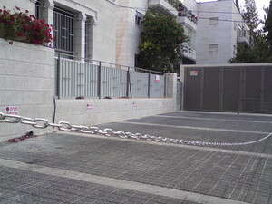 החנייה ברחוב יורדי הסירה. החנייה ברחוב יורדי הסירה.