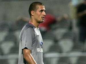 דה סילבה מחליף את אניימה בשער. דה סילבה מחליף את אניימה בשער.