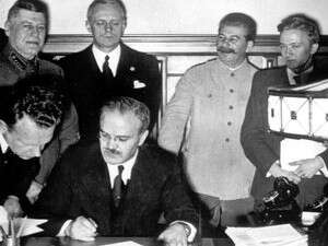 החתימה על הסכם ריבנטרופ-מולוטוב ב-1939. החתימה על הסכם ריבנטרופ-מולוטוב ב-1939.