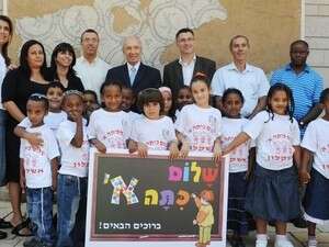 הנשיא שמעון פרס ושר החינוך גדעון סער עם תלמידי כיתה א', אתמול בבית הנשיא. הנשיא שמעון פרס ושר החינוך גדעון סער עם תלמידי כיתה א', אתמול בבית הנשיא.