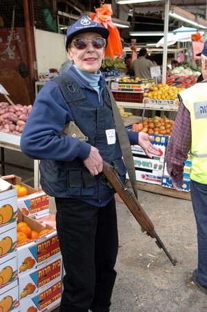 מתנדבת למשמר האזרחי מסיירת בשוק של פתח תקווה מתנדבת למשמר האזרחי מסיירת בשוק של פתח תקווה