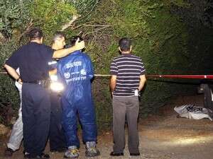 חוקרי המשטרה ליד הגופה בכפר בן-נון חוקרי המשטרה ליד הגופה בכפר בן-נון