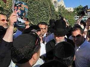 שלמה בניזרי עם תומכיו ביציאה מביתו לכלא מעשיהו שלמה בניזרי עם תומכיו ביציאה מביתו לכלא מעשיהו