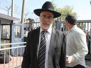 השר לשעבר שלמה בניזרי בכניסה לכלא מעשיהו השר לשעבר שלמה בניזרי בכניסה לכלא מעשיהו