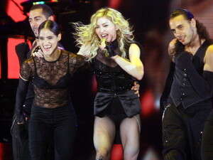 מדונה בפארק הירקון. בר, תעשי למרסי בייביסטר בינתיים. מדונה בפארק הירקון. בר, תעשי למרסי בייביסטר בינתיים.