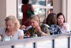 אסתי גינזבורג. העיקר שלא הסגירה לברזילאים שיש קרנבל בנח אסתי גינזבורג. העיקר שלא הסגירה לברזילאים שיש קרנבל בנח