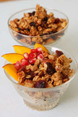 גרנולה. אם כבר להתענג על המתיקות מחריבת השיניים גרנולה. אם כבר להתענג על המתיקות מחריבת השיניים