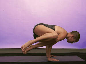 הגוף כמוקד לריכוז, להתבוננות ולחקירה. ענת צחור מדגימה הגוף כמוקד לריכוז, להתבוננות ולחקירה. ענת צחור מדגימה