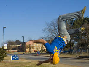 הכוח המשתחרר כשאנו מניחים לאחיזה במטרות. אקרובטיקת רחוב הכוח המשתחרר כשאנו מניחים לאחיזה במטרות. אקרובטיקת רחוב