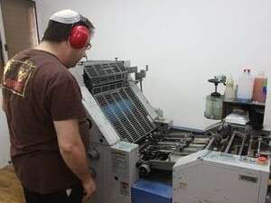 אדם בעל מוגבלות עובד במשרדי אנוש אדם בעל מוגבלות עובד במשרדי אנוש