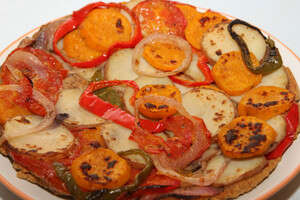 מאפה דאווין של כמה ירקות חתוכים וחתיכת צ'פאטי מאפה דאווין של כמה ירקות חתוכים וחתיכת צ'פאטי