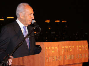 הנשיא פרס נואם במרכז רבין, רגעים לפני שהתמוטט. הנשיא פרס נואם במרכז רבין, רגעים לפני שהתמוטט.