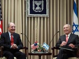 נשיא המדינה שמעון פרס עם השליח האמריקאי למזה''ת ג'ורג' מיטשל, היום. נשיא המדינה שמעון פרס עם השליח האמריקאי למזה''ת ג'ורג' מיטשל, היום.