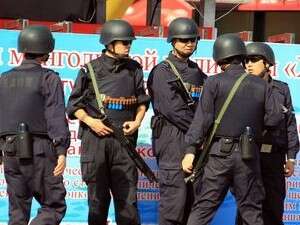 שוטרים בחבל שינג'יאנג. שוטרים בחבל שינג'יאנג.