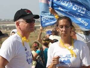 נועם שליט בהפגנה למען גלעד שליט במעבר קרני נועם שליט בהפגנה למען גלעד שליט במעבר קרני