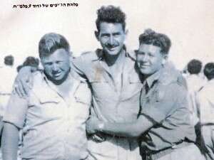 טפרסון במרכז. מימין: מוטה גור טפרסון במרכז. מימין: מוטה גור