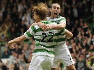 גלן לובנס וסקוט מקדונלד חוגגים שער. גלן לובנס וסקוט מקדונלד חוגגים שער.