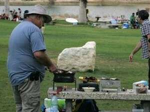 מטיילים עושים מנגל. למצולמים אין קשר לידיעה מטיילים עושים מנגל. למצולמים אין קשר לידיעה