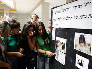 פינת ההנצחה לזכרה של לאה דרינקין בבית הספר אורט אפרידר פינת ההנצחה לזכרה של לאה דרינקין בבית הספר אורט אפרידר