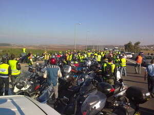 הפגנת הרוכבים בכביש 1 מחלף לטרון הפגנת הרוכבים בכביש 1 מחלף לטרון