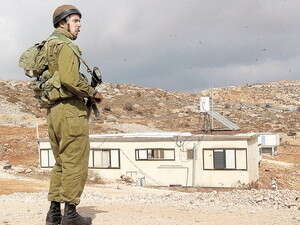 חייל שומר על מאחז גבעת אסף בשטחי יהודה ושומרון חייל שומר על מאחז גבעת אסף בשטחי יהודה ושומרון
