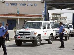 האיש הופקר לצד הכביש הסמוך לכלא עופר והתבייש למוות האיש הופקר לצד הכביש הסמוך לכלא עופר והתבייש למוות