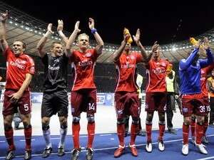 שחקני המבורג מודים לקהל. שחקני המבורג מודים לקהל.