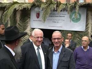 ראובן ריבלין בסוכת חב''ד ברומא ראובן ריבלין בסוכת חב''ד ברומא