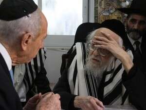 הרב אלישיב ונשיא המדינה שמעון פרס. הרב אלישיב ונשיא המדינה שמעון פרס.