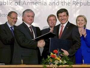 שר החוץ הארמני אדוארד נלבנדיאן ושר החוץ הטורקי אחמט דבוטוגלו לוחצים ידיים שר החוץ הארמני אדוארד נלבנדיאן ושר החוץ הטורקי אחמט דבוטוגלו לוחצים ידיים