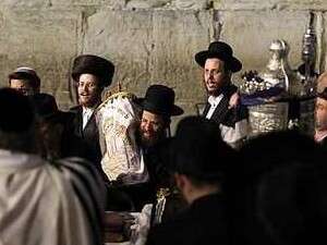 הקפות שמחת תורה ברחבת הכותל הקפות שמחת תורה ברחבת הכותל