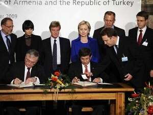 שרי החוץ של ארמניה ושל טורקיה חותמים על ההסכם. שרי החוץ של ארמניה ושל טורקיה חותמים על ההסכם.