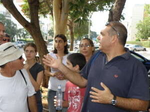 הורי ותלמידי גולדה מפגינים בשבוע שעבר. מסרבים לחזור לבית הספר הורי ותלמידי גולדה מפגינים בשבוע שעבר. מסרבים לחזור לבית הספר