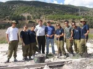 חניכי קורס הקצינים וקטע המסילה שנחשף. חניכי קורס הקצינים וקטע המסילה שנחשף.