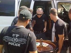 השוטרים מוציאים רולטה מהמבנה. השוטרים מוציאים רולטה מהמבנה.