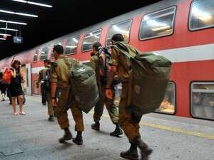 חיילים בדרך לרכבת חיילים בדרך לרכבת