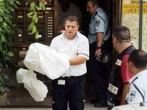 מוציאים גופה מבית משפחת אושרנקו מוציאים גופה מבית משפחת אושרנקו