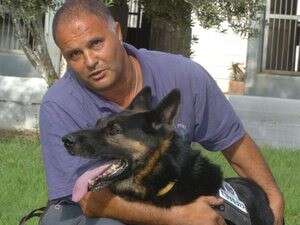 דולו בחברת הכלבן אלי כהן דולו בחברת הכלבן אלי כהן