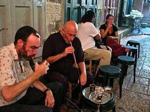 שינזן ופרסיקו חולקים נרגילה. שינזן ופרסיקו חולקים נרגילה.