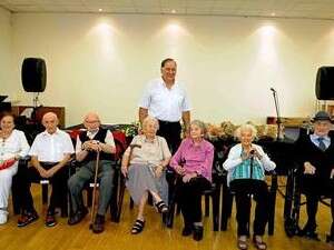 יונה יהב במפגש של בני 100 ומעלה. למצולמים אין קשר לידיעה יונה יהב במפגש של בני 100 ומעלה. למצולמים אין קשר לידיעה