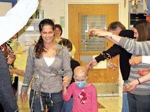 עמית קדוש במסיבת קונפטי בבית החולים. עמית קדוש במסיבת קונפטי בבית החולים.