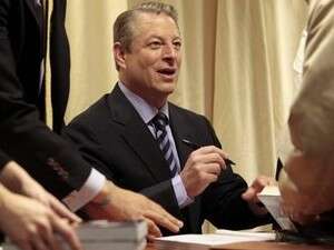 אל גור חותם על ספרו החדש. השבוע אל גור חותם על ספרו החדש. השבוע