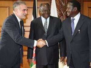 לואיס מורנו-אוקמפו עם נשיא קניה וראש הממשלה. לואיס מורנו-אוקמפו עם נשיא קניה וראש הממשלה.