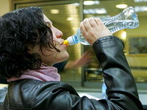 שותה מים. ועדת הכספים נגד מס הבצורת שותה מים. ועדת הכספים נגד מס הבצורת