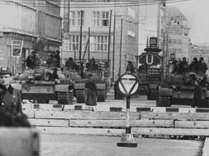 טנקים סובייטיים ליד החומה הנבנית ב-1961 טנקים סובייטיים ליד החומה הנבנית ב-1961