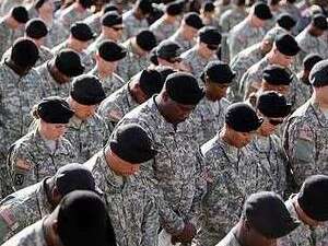 חיילים אמריקאים מרכינים ראש לזכר הקורבנות חיילים אמריקאים מרכינים ראש לזכר הקורבנות