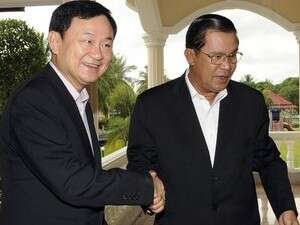 טקסין (משמאל) עם ראש ממשלת קמבודיה. טקסין (משמאל) עם ראש ממשלת קמבודיה.