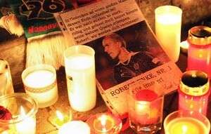 אוהדים מדליקים נרות לזכרו של רוברט אנקה אוהדים מדליקים נרות לזכרו של רוברט אנקה
